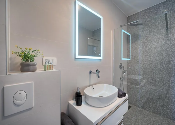 The Wave - Sea-view & Pool Apartment Slatine